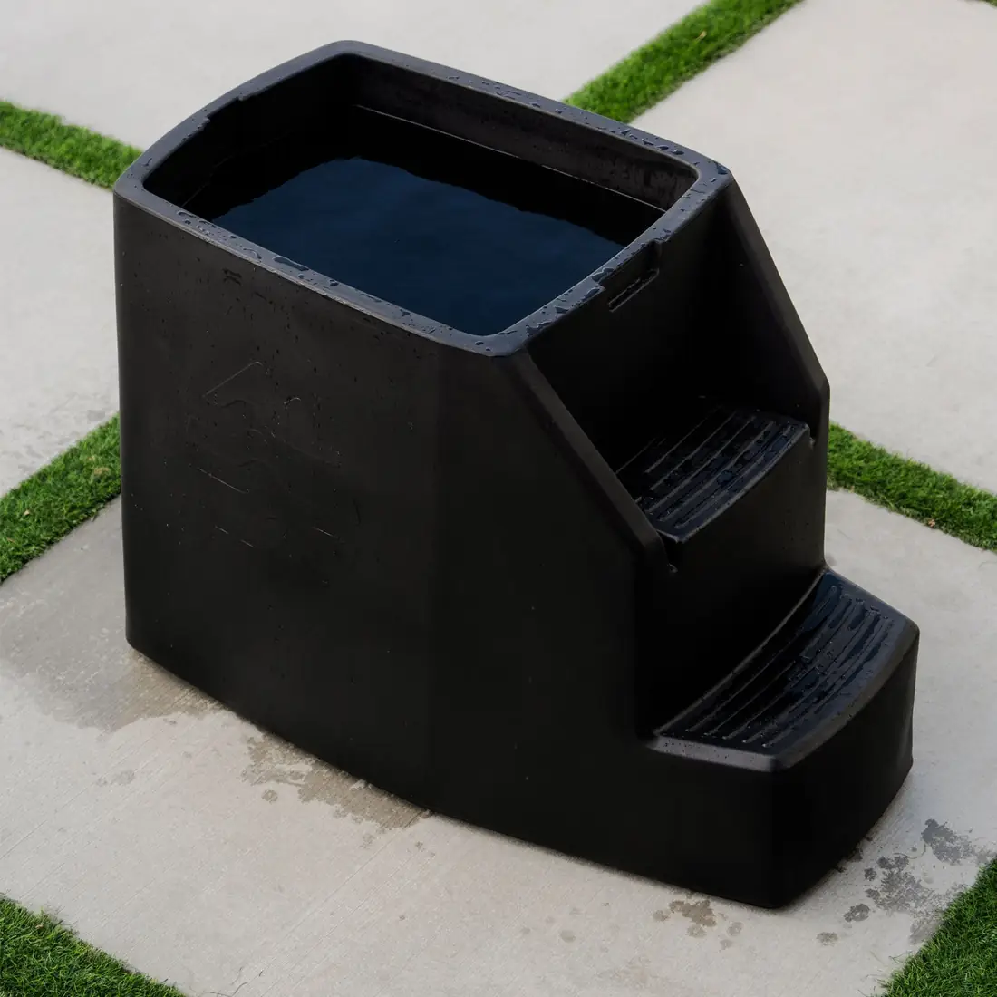Ice Barrel 500 in black with its built-in steps, filled with water, seen from above, from the maker.